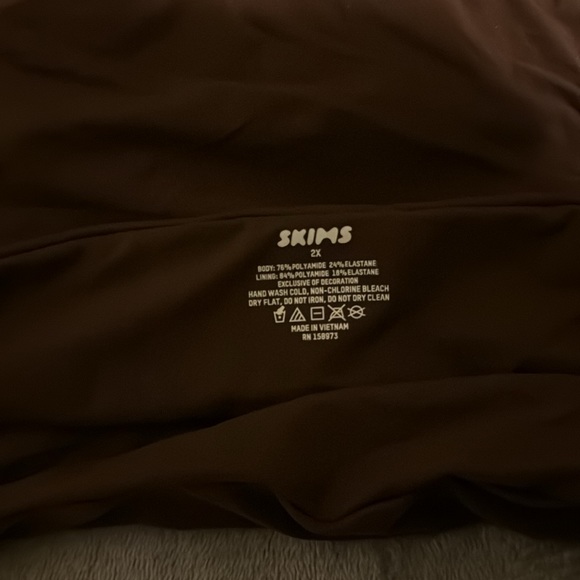 SKIMS Fits Everybody Bandeau Bra - Picture 4 of 4